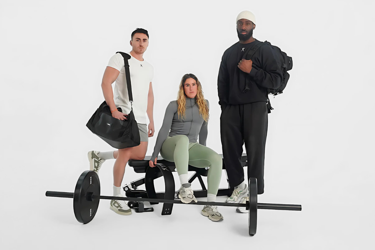 Ambassadeur de la marque xtremefit portant des équipements de la marque lors de notre premier shooting tel que le sac de fitness homme et femme, le sac tactique 45L avec velcro pour mettre des patch, ceinture powerlifting de 13MM en cuir véritable de haute qualité