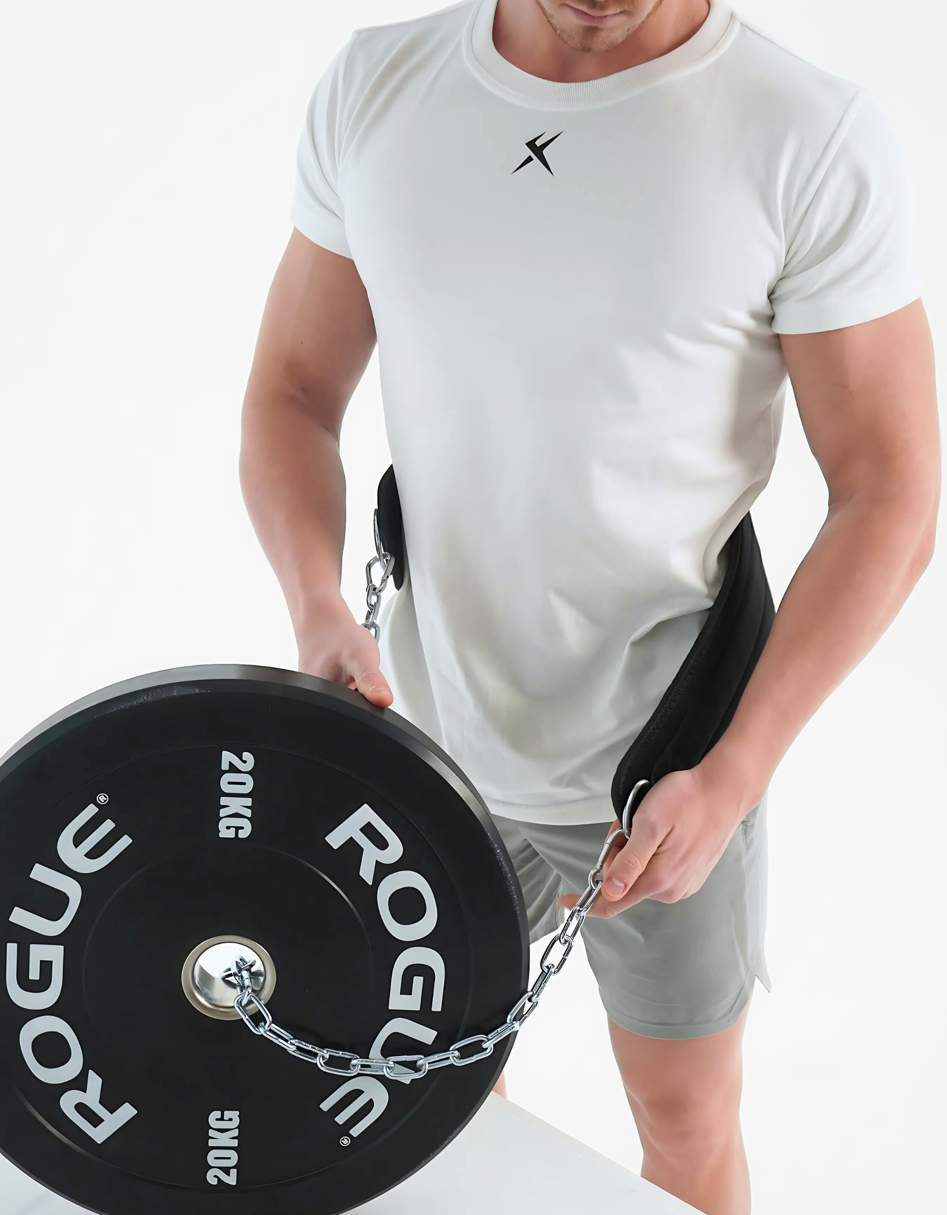Athlète avec la ceinture lestée, elle dispose de deux mousquetons et une chaîne pour assurer la fiabilité du lestage. Idéal pour des mouvements de musculation ou street lifting tel que les tractions ou dips