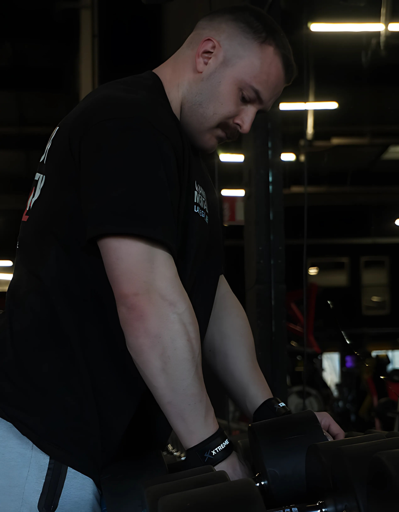 Athlète avec lifting straps, sangles de tirages xtremefit pour soulager ses avants bras lors d'exercices de renforcement en musculation, bodybuilding et powerlifting