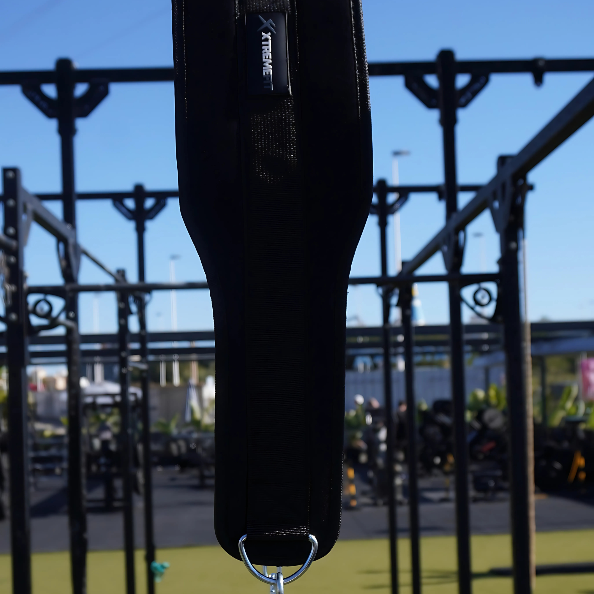 Ceinture lestée xtremefit en salle de musculation, exercice de traction. Idéal pour progresser et se dépasser en muscu dips / traction