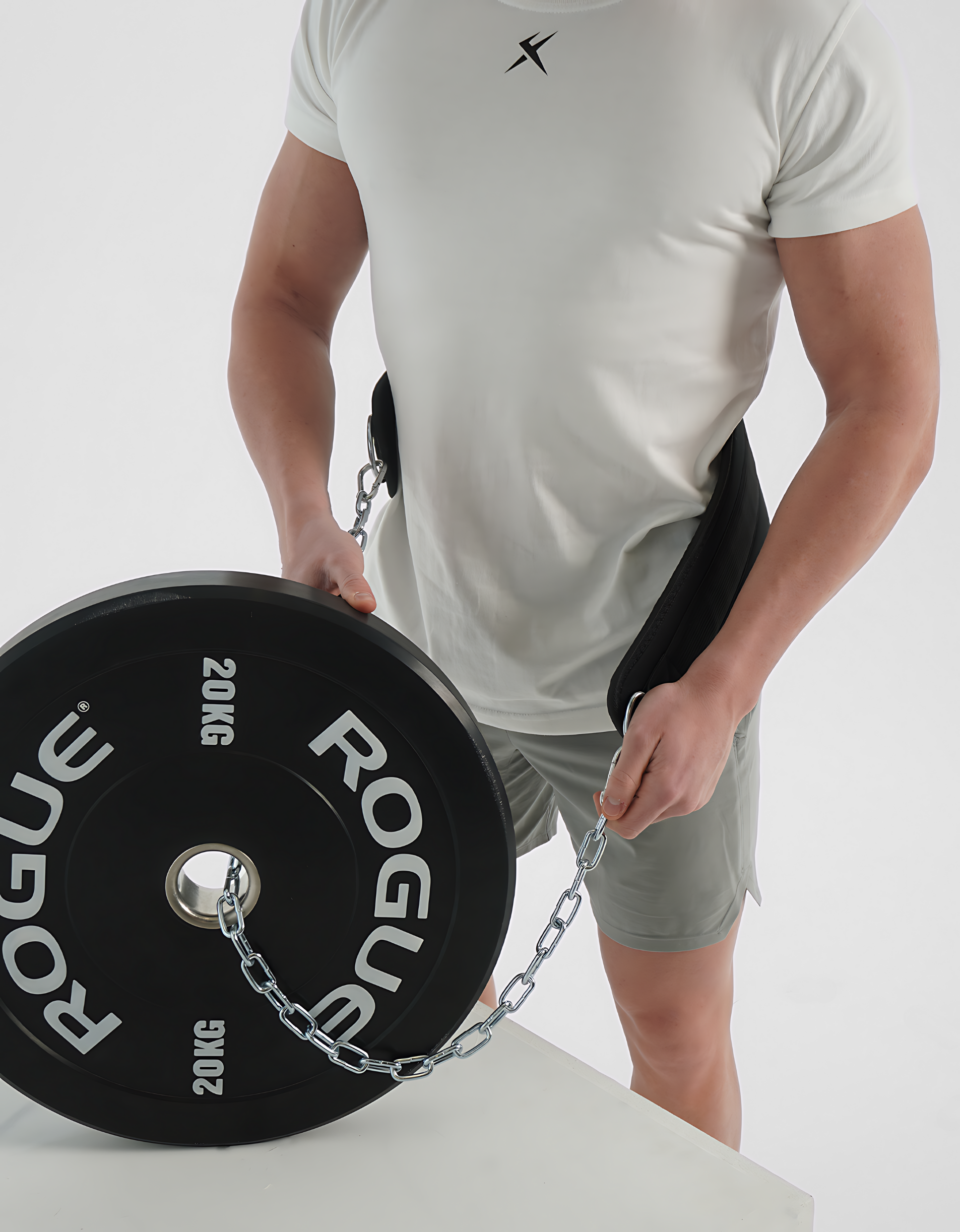 Athlète avec la ceinture lestée, elle dispose de deux mousquetons et une chaîne pour assurer la fiabilité du lestage. Idéal pour des mouvements de musculation ou street lifting tel que les tractions ou dips