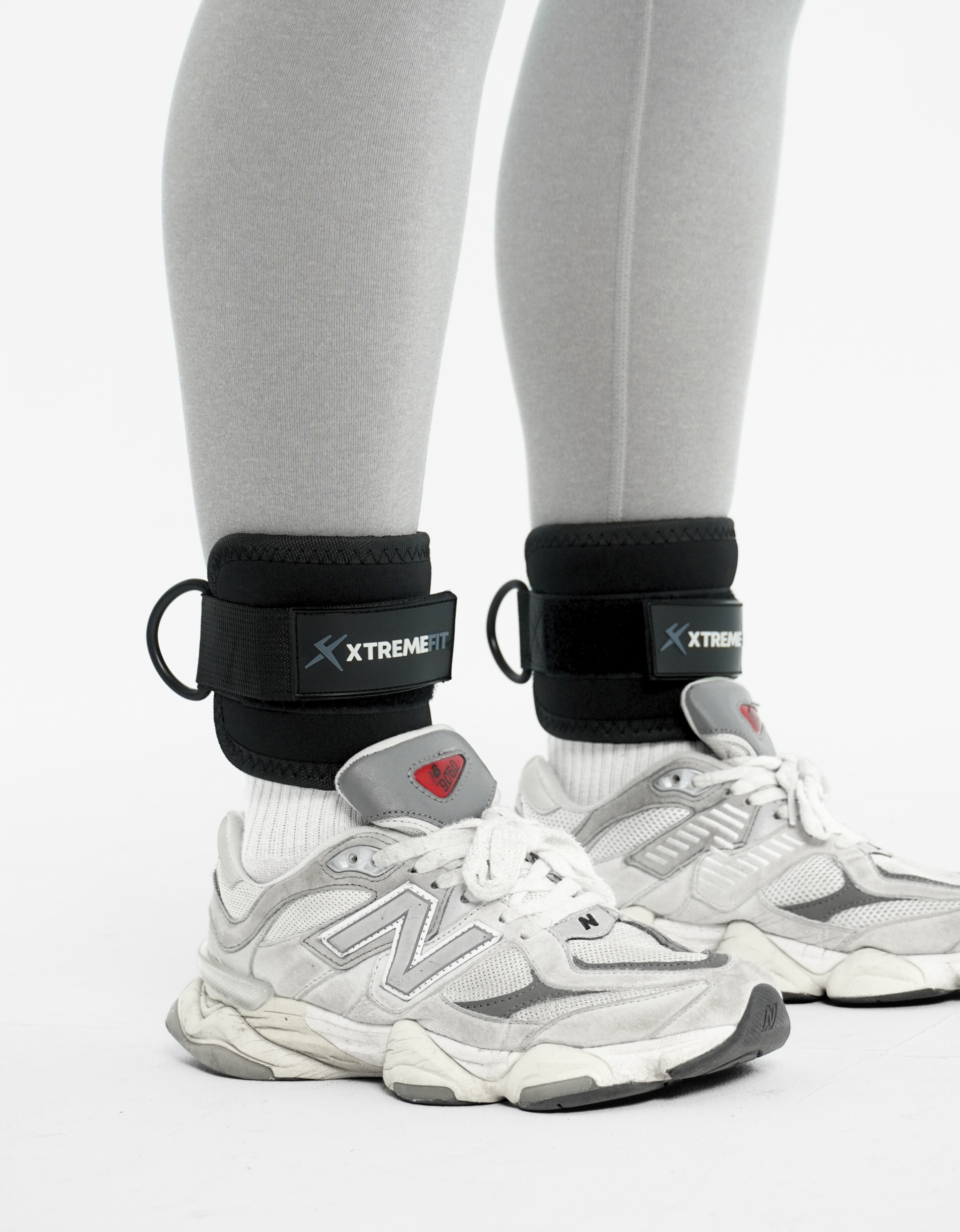 Athlète avec des sangles de chevilles pour la musculation. Idéal pour exercices en salle de muscu à la poulie