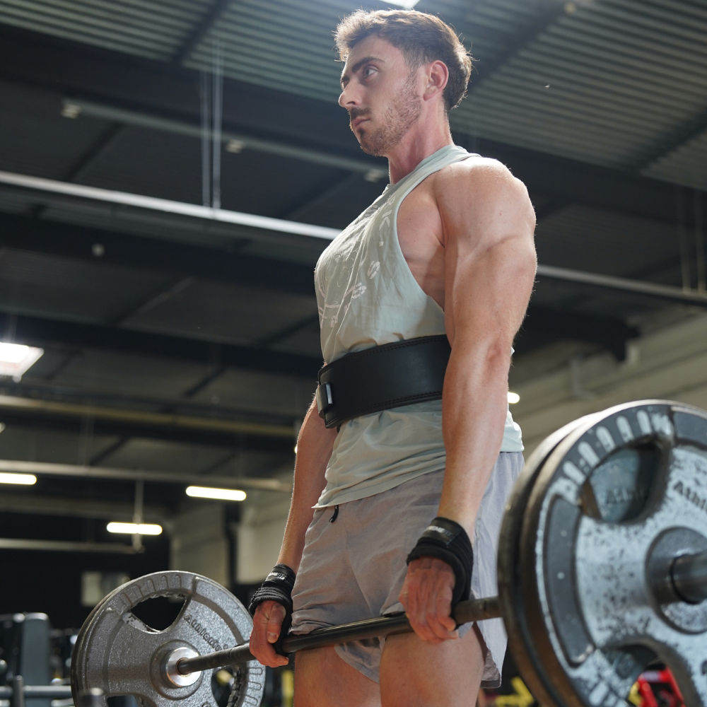 Programme seche musculation, athlète xtremefit avec sangle musculation et ceinture de force