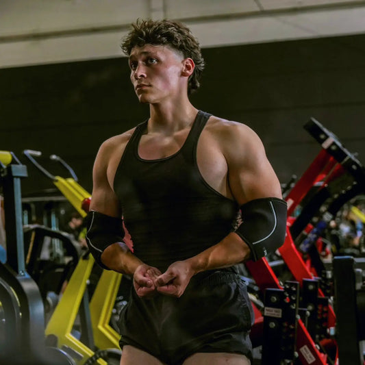 Prise de masse musculaire, athlète xtremefit.fr avec coudiere musculation