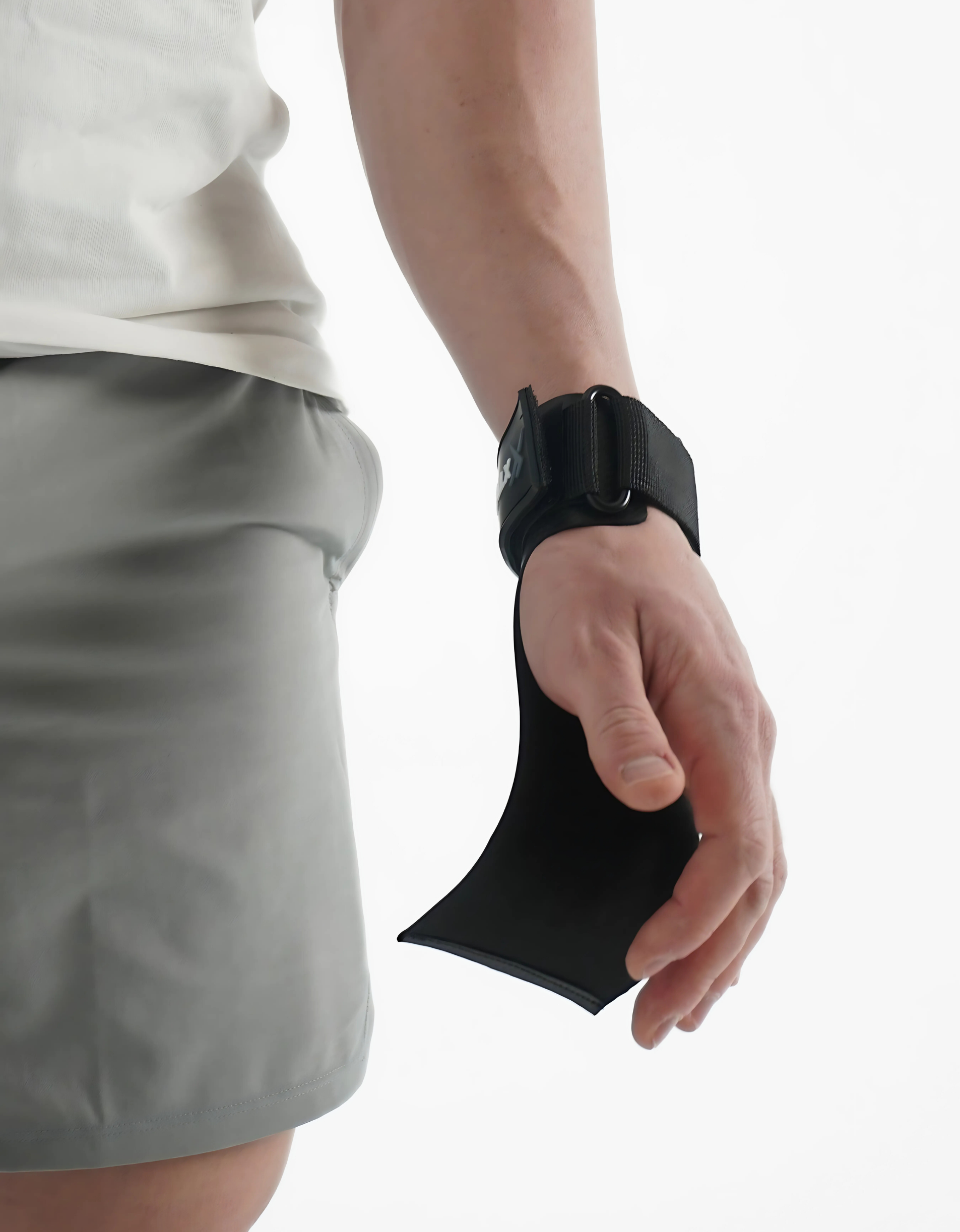 Athlète avec une manique positionner. Les maniques xtremefit permettent de soulage les mains et les avants bras permettant de plus se concentrer sur le mouvement et les sensations lors des exercices de musculation