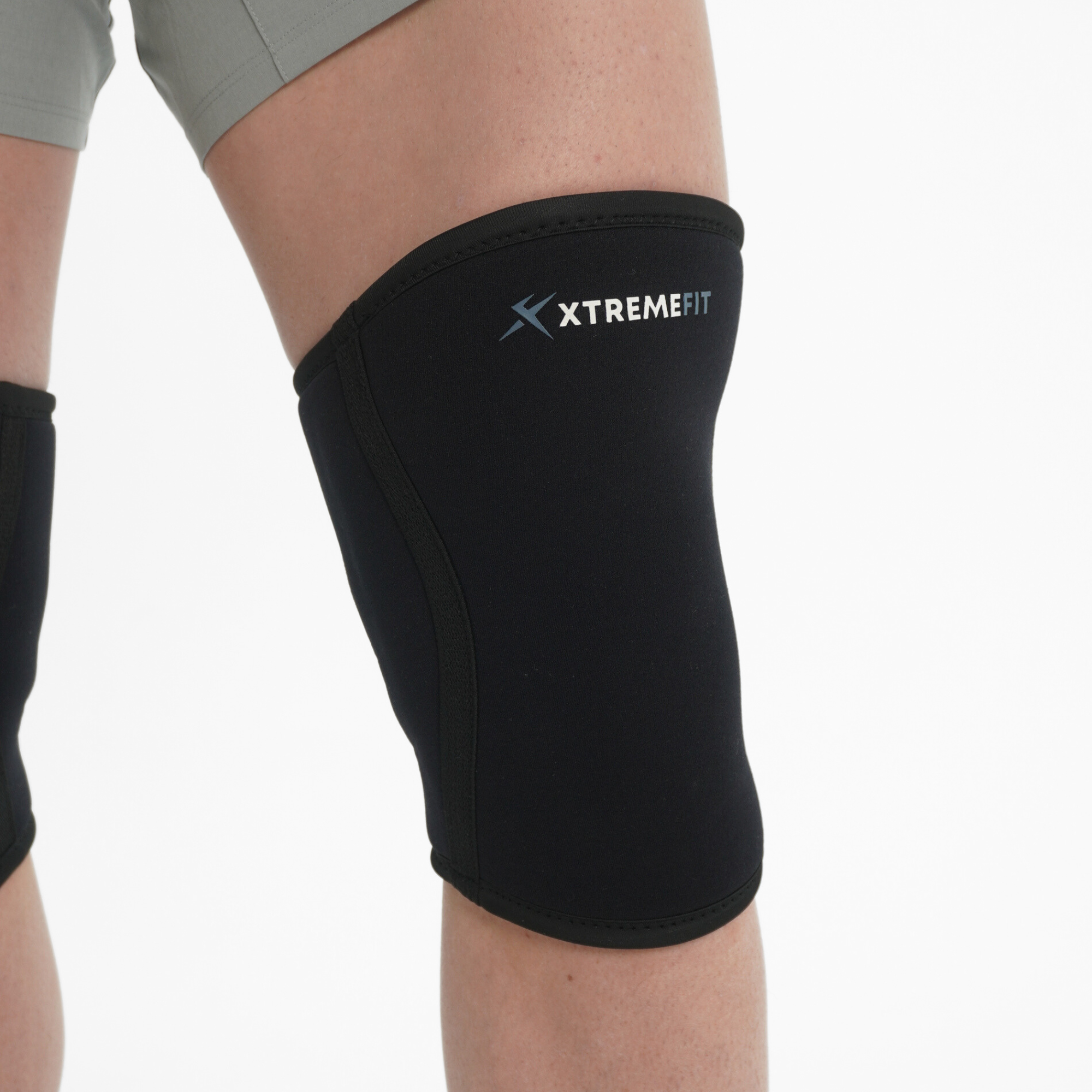 Genouillère XTREMEFIT en néoprène 7mm sur une jambe d'un athlète. Idéal pour soutenir et protéger le genoux pendant les séances de musculation, powerlifting, haltérophilie