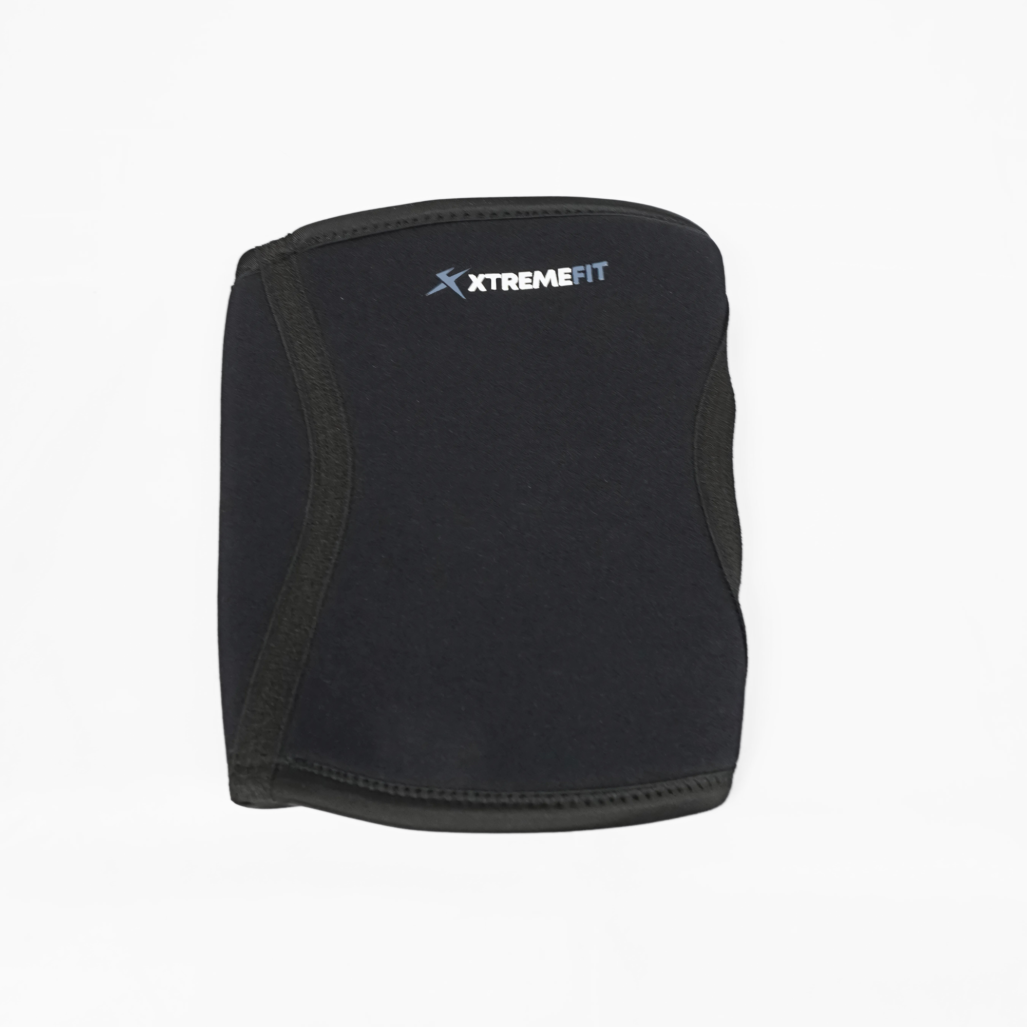 Genouillère XTREMEFIT en néoprène 7mm au sol. Idéal pour soutenir et protéger le genoux pendant les séances de musculation, powerlifting, haltérophilie. Squat, soulever de terre, séance jambes