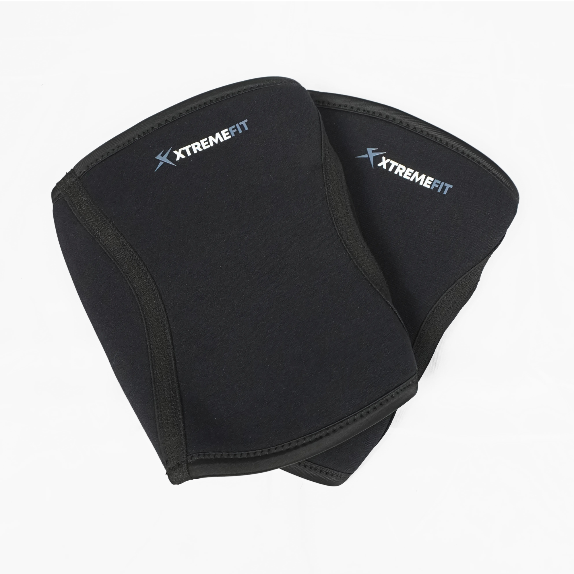 Genouillères XTREMEFIT en néoprène 7mm au sol. Idéal pour soutenir et protéger le genoux pendant les séances jambes en muscu, powerlifting, haltérophilie