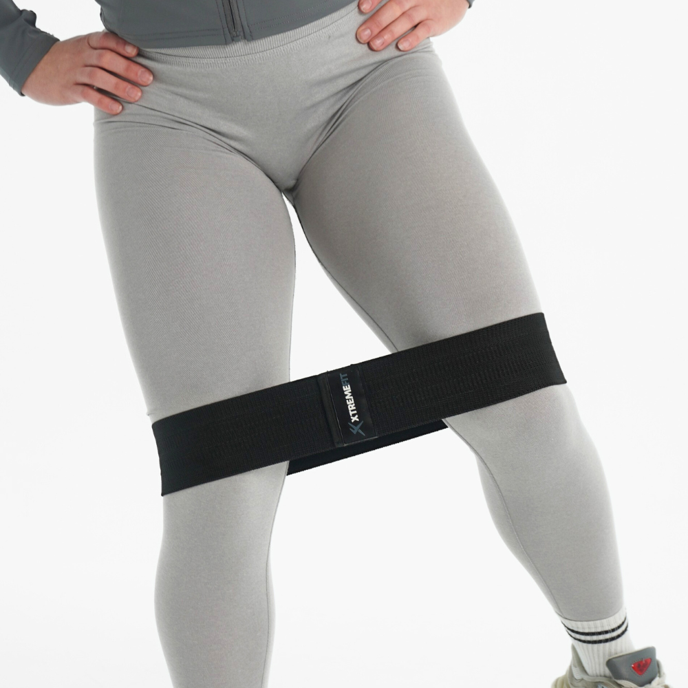 Femme faisant un exercices de fitness avec les bandes de résistances xtremefit