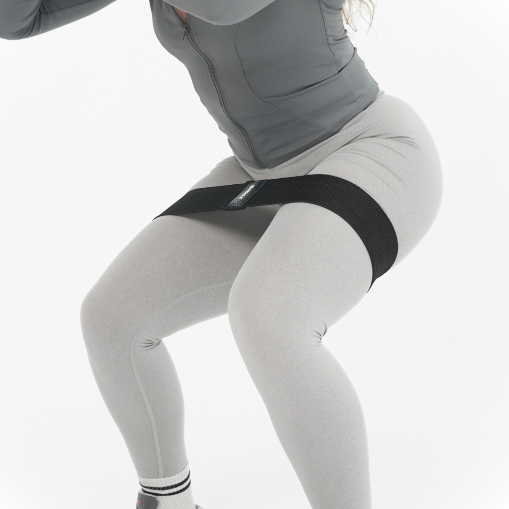 Femme faisant un exercices de fitness avec les bandes de résistances xtremefit