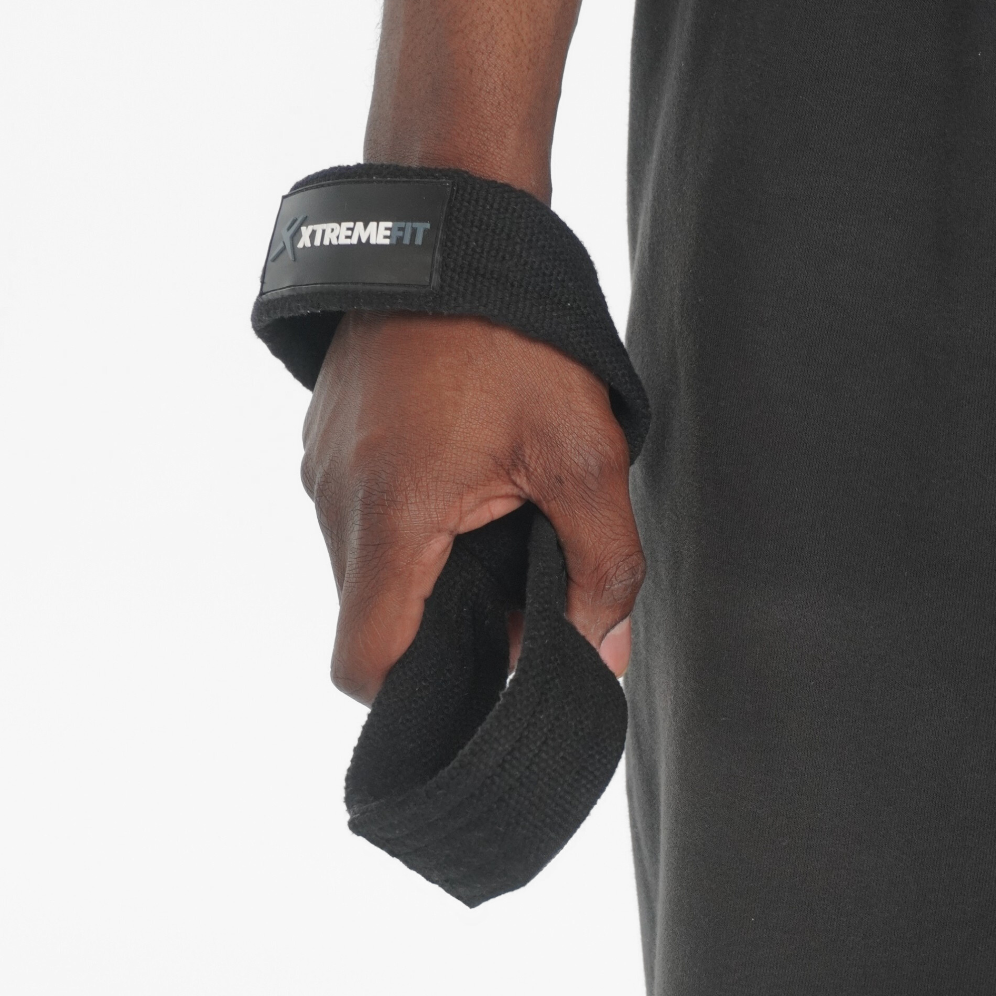 Sangles de tirage en forme de 8 xtremefit tenu dans la main d'un athlète. Idéal pour soulager le gripp et les avants-bras en muscu, powerliting, haltérophilie