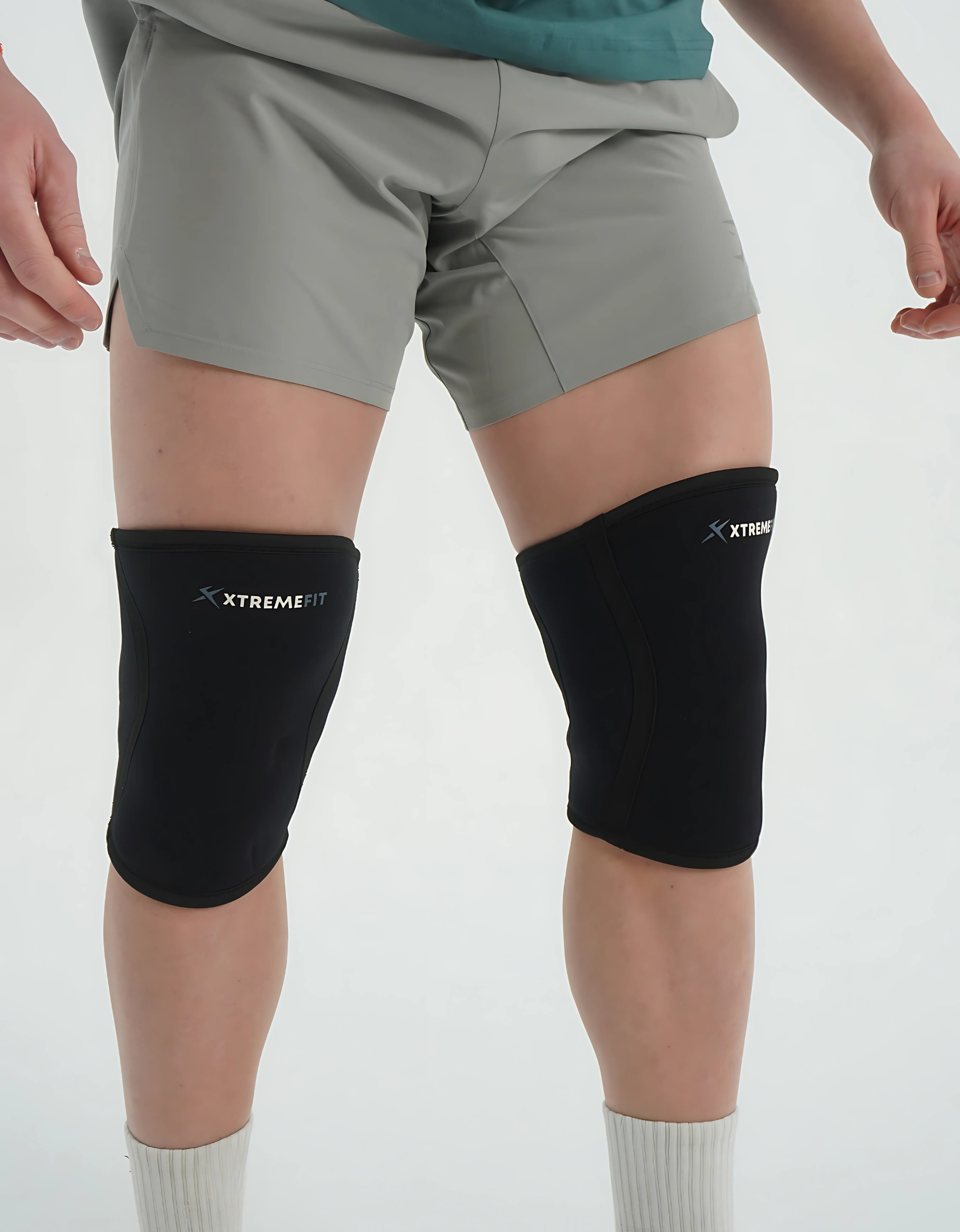 Athlètes avec nos genouillères en néoprène de 7mm d'épaisseur de notre marque xtremefit. Le top qualité qui permet de pouvoir réaliser des séances jambes en salle de sport, de muscu dans les meilleurs conditions. Avec nos genouillères vous pourrez charger plus lourd et faire plus de répétitions en limitant le risque de blessure ce qui assure une progression durable en muscu, powerlifting et haltérophilie