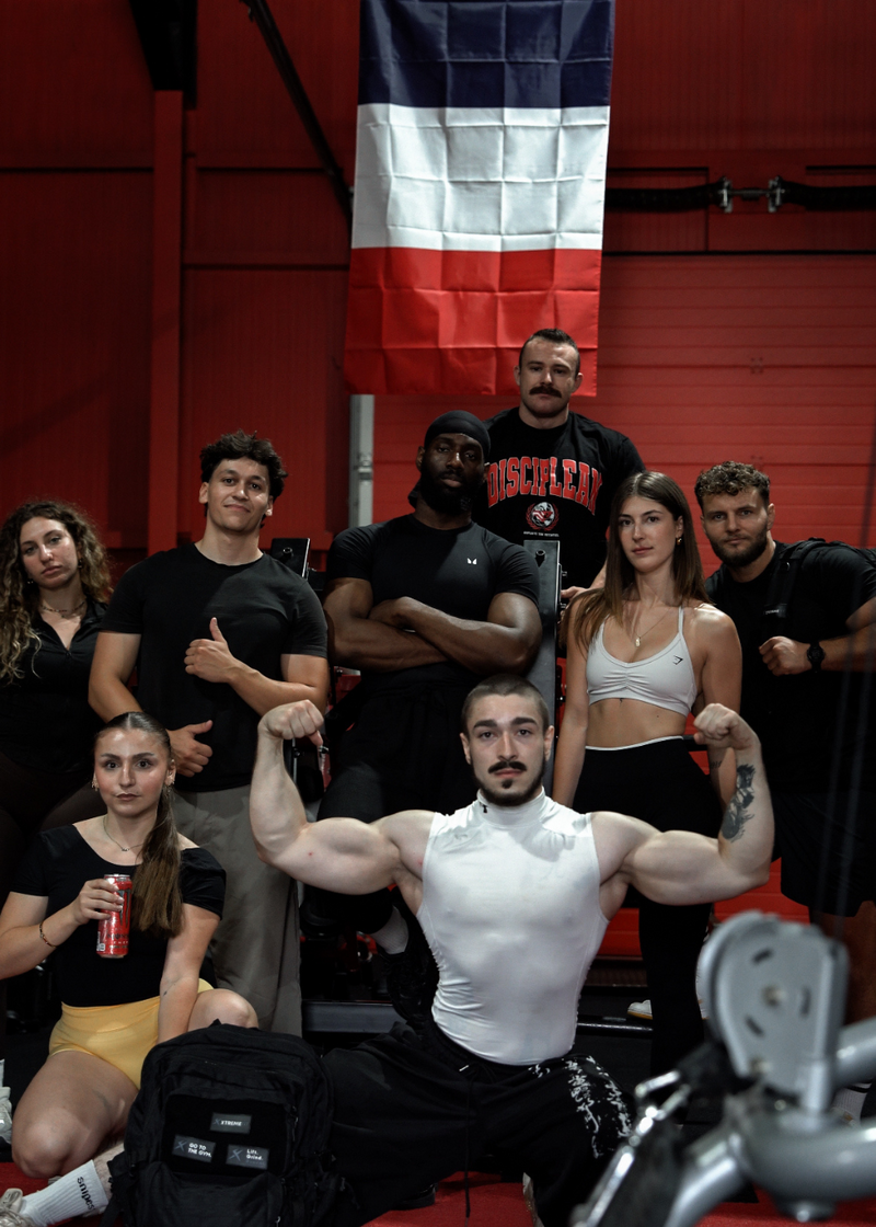 Athlètes xtremefit avec les équipements de musculation et powerlifting de haute qualité