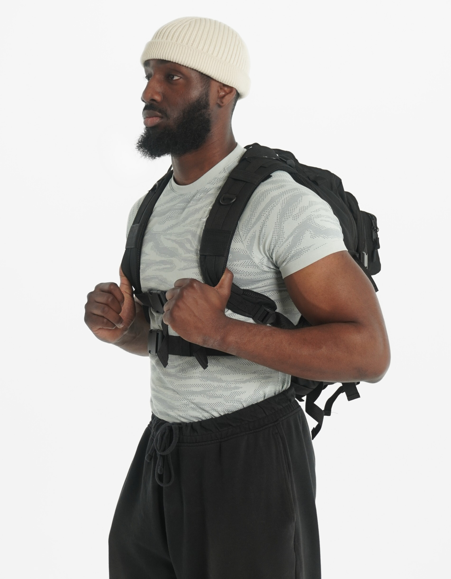 Athlète avec le sac à dos tactique xtremefit d'un capacité de 45L et couleur noir idéal pour aller s'entrainer en musculation, bodybuilding ou powerlifting