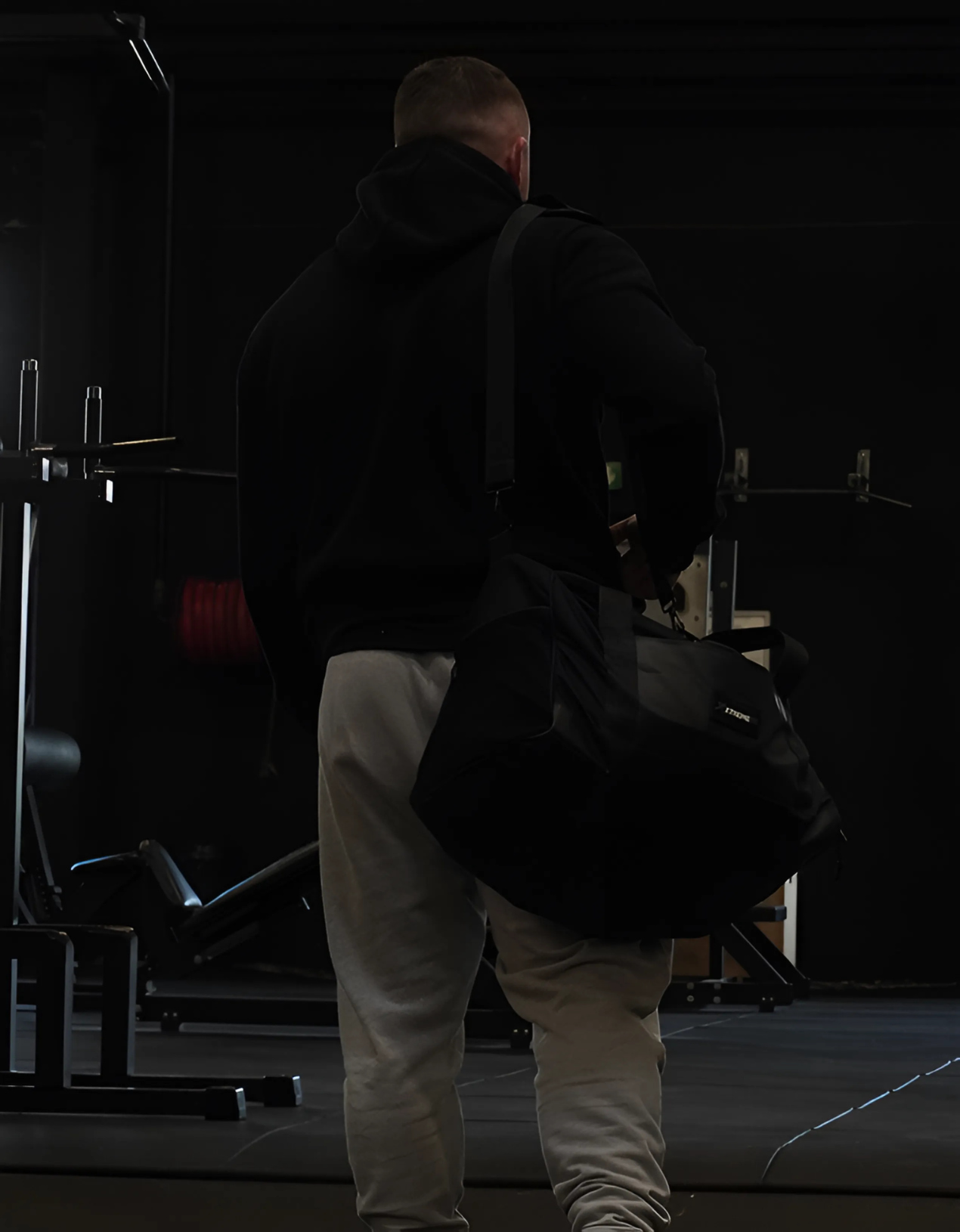 Sac de fitness, duffle bag xtremefit, porter par un thlète de dos dans une salle de musculation