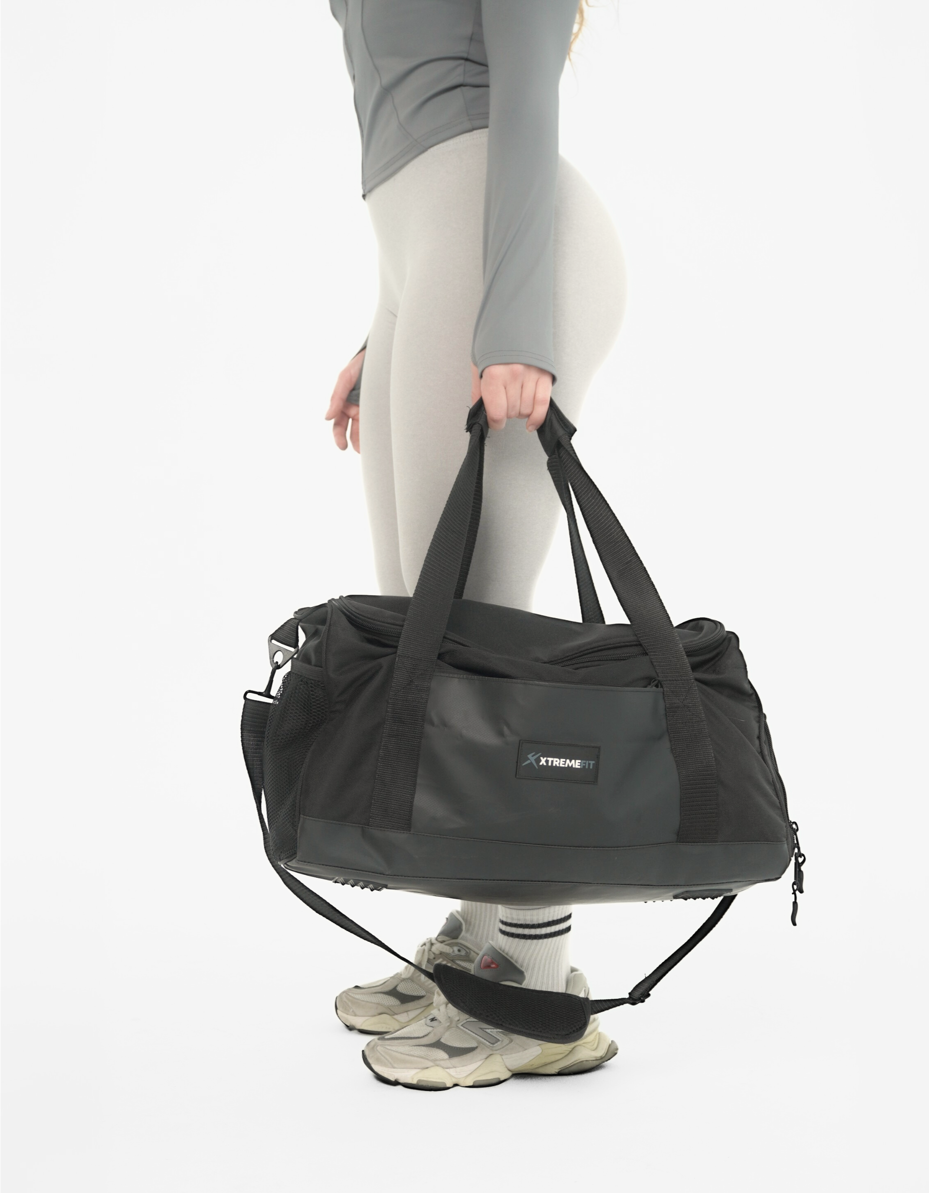 Sac de fitness, musculation et powerlifting porter par une femme en salle de sport