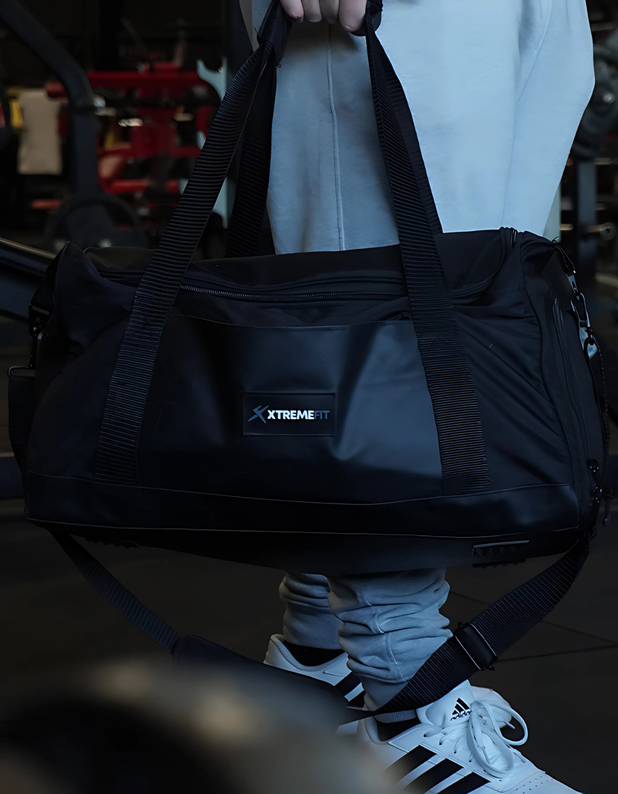 Athlète en salle de sport portant le sac de fitness xtremefit idéal pour emporter tout ses équipements pour ses séances de sport, musculation, bodybuilding