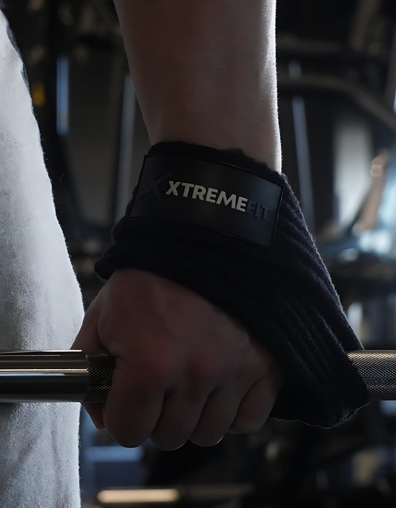 Athlète en salle de musculation avec des sangles de tirage en 8 xtremefit idéal pour le bodybuilding, la muscu ou le powerlifting
