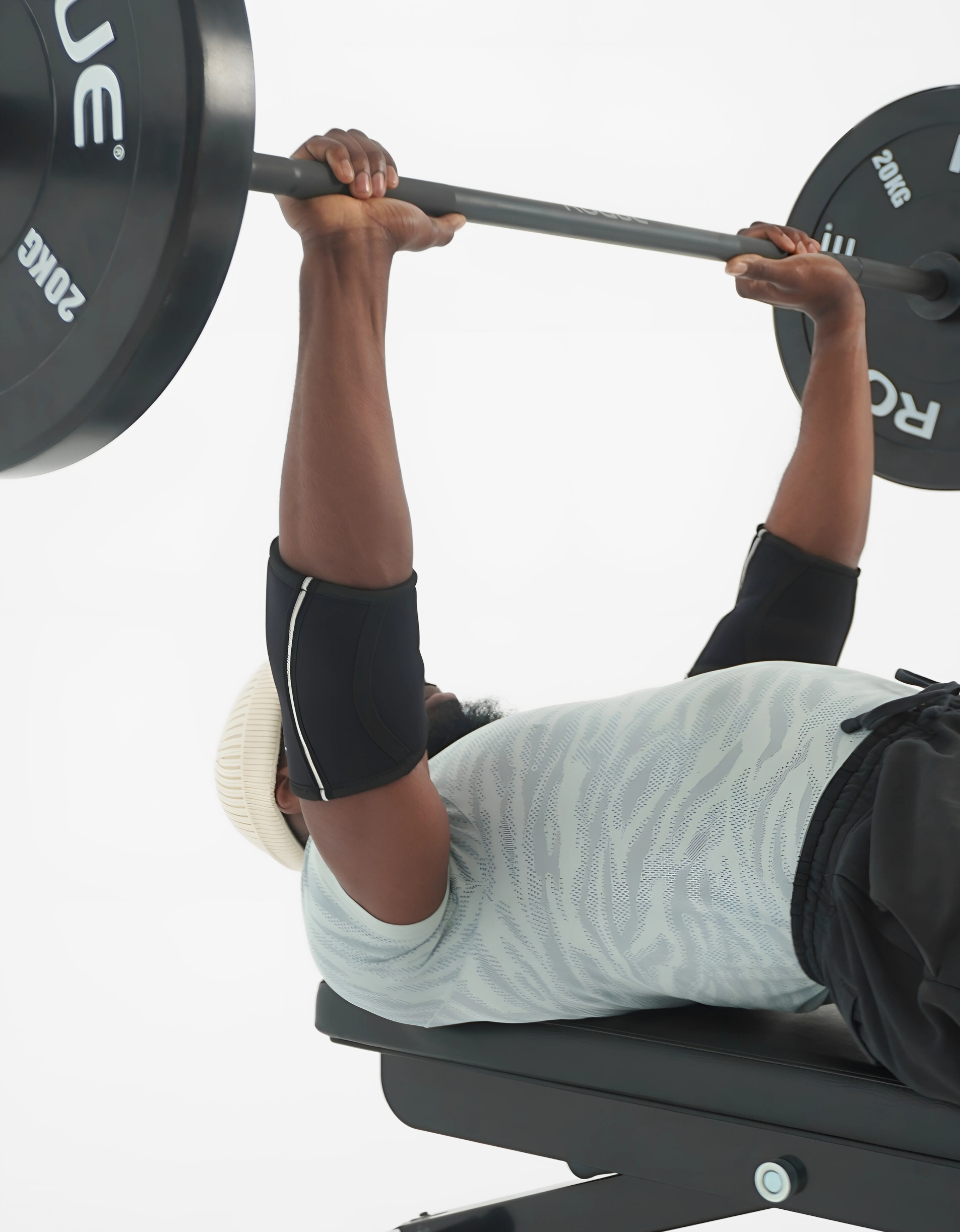 Athlète avec coudières de muscu xtremefit en néoprène 7mm