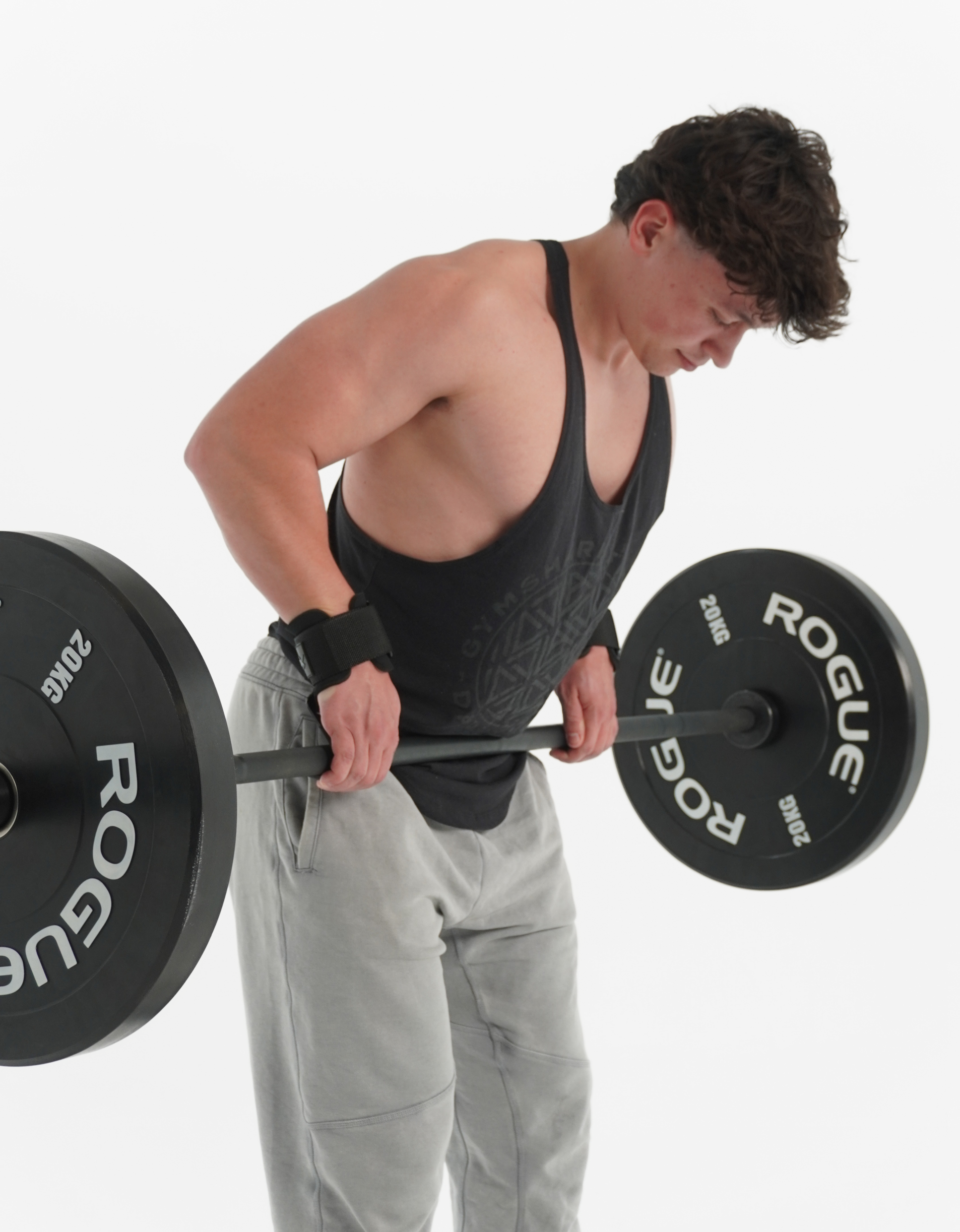 Une personne utilisant les crochets de tirage xtremefit faisant du rowing à la barre, mouvement de musculation pour développer le dos.