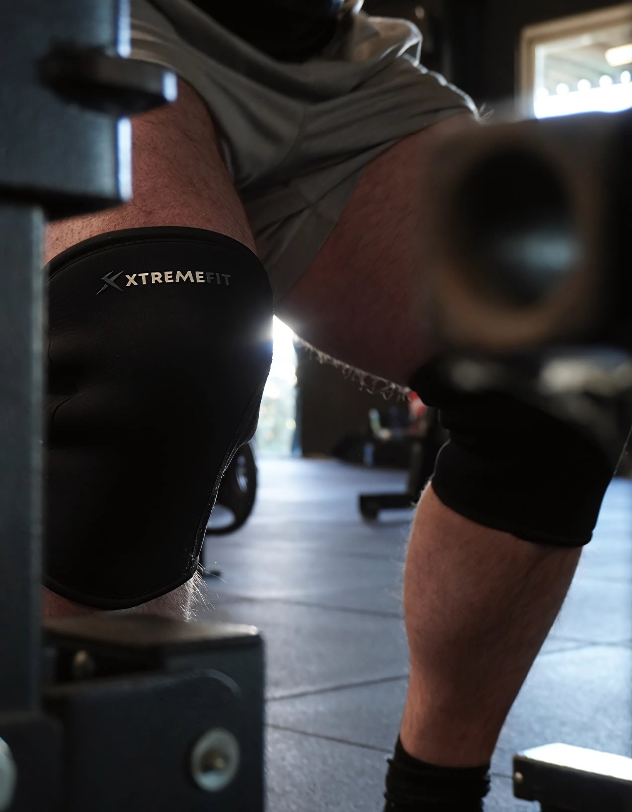 Athlètes en salle de musculation avec des genouillères de bodybuilding xtremefit noir