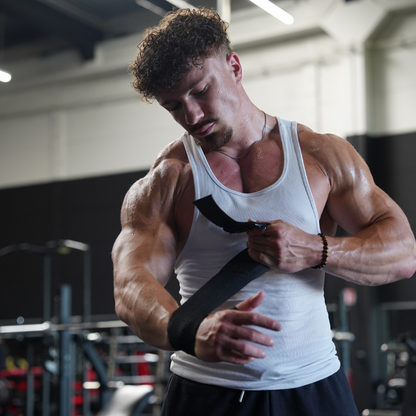 protege poignet en salle pour musculation et powerlifting